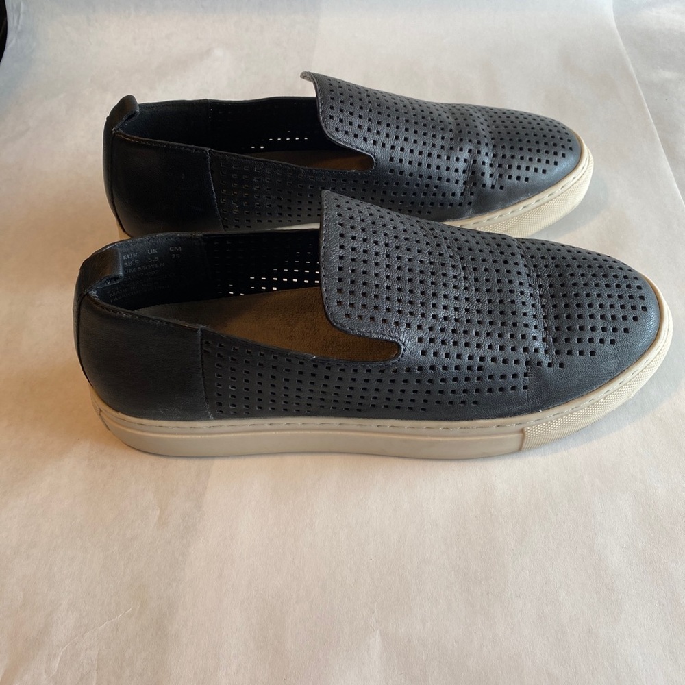 Hush Puppies. Women’s Manda  Perf Slip Ons black Size 7.5